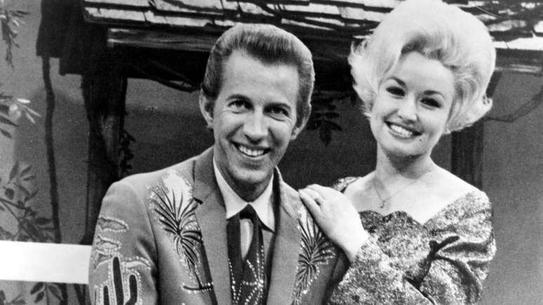 Dolly Parton com Porter Wagoner em uma apresenta&ccedil;&atilde;o de TV em 1967