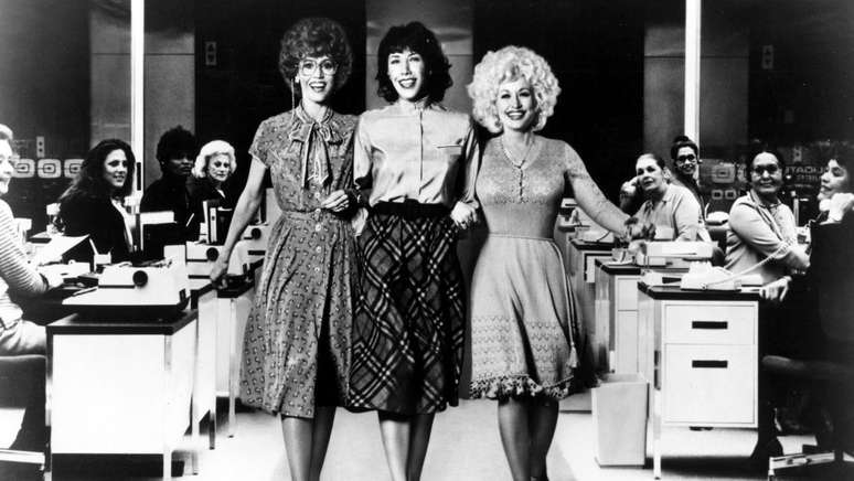 Jane Fonda, Lily Tomlin e Dolly Parton em uma cena de Como Eliminar seu Chefe