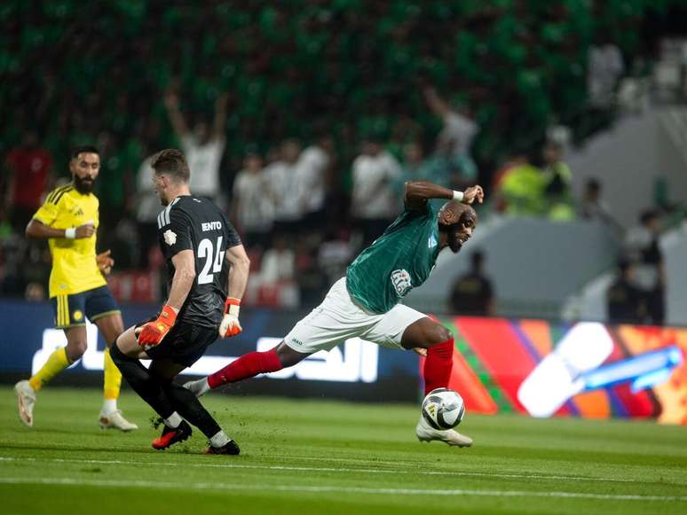 Bento faz falta em Moussa Dembele e &eacute; expulso logos aos 12 minutos. Mesmo com 10, Nassr vence.