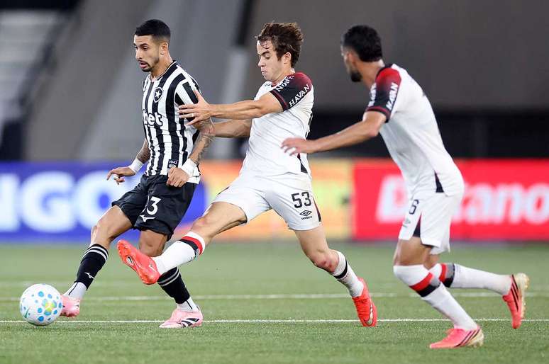 Santi Rodr&iacute;guez em campo pelo Botafogo nesta segunda contra o Athletico &ndash;