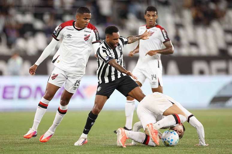 Botafogo acordou tarde e n&atilde;o conseguiu evitar a derrota no Nilton Santos &ndash;