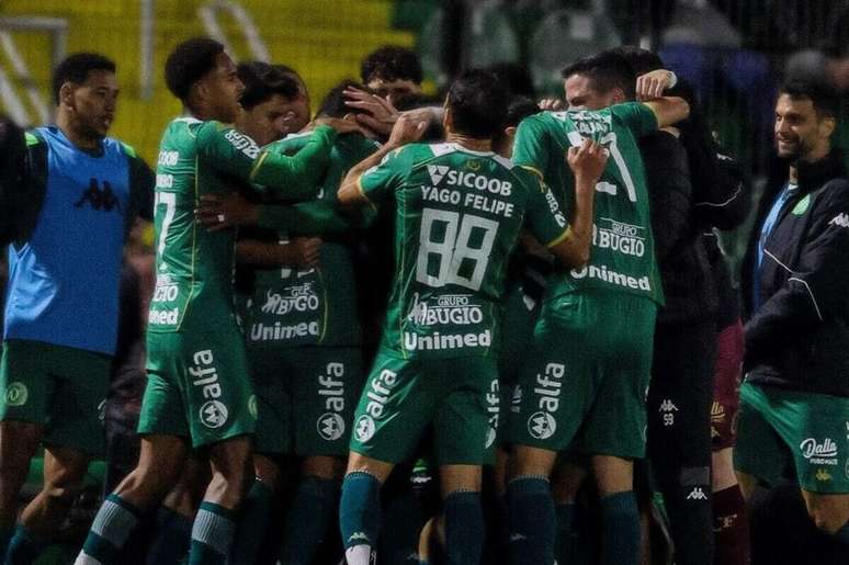 Chapecoense superou o S&atilde;o Paulo e voltou a vencer ap&oacute;s 21 rodadas no Brasileir&atilde;o &ndash;