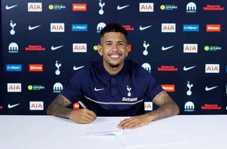 Tottenham anuncia a contratação de Savinho –