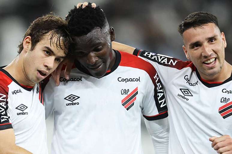 Athletico-PR venceu o Botafogo e segue na cola dos l&iacute;deres do Brasileir&atilde;o &ndash;
