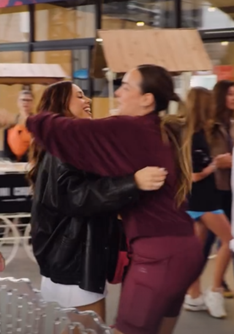 Carol Dantas e Bruna Biancardi se abra&ccedil;am no in&iacute;cio da festa 