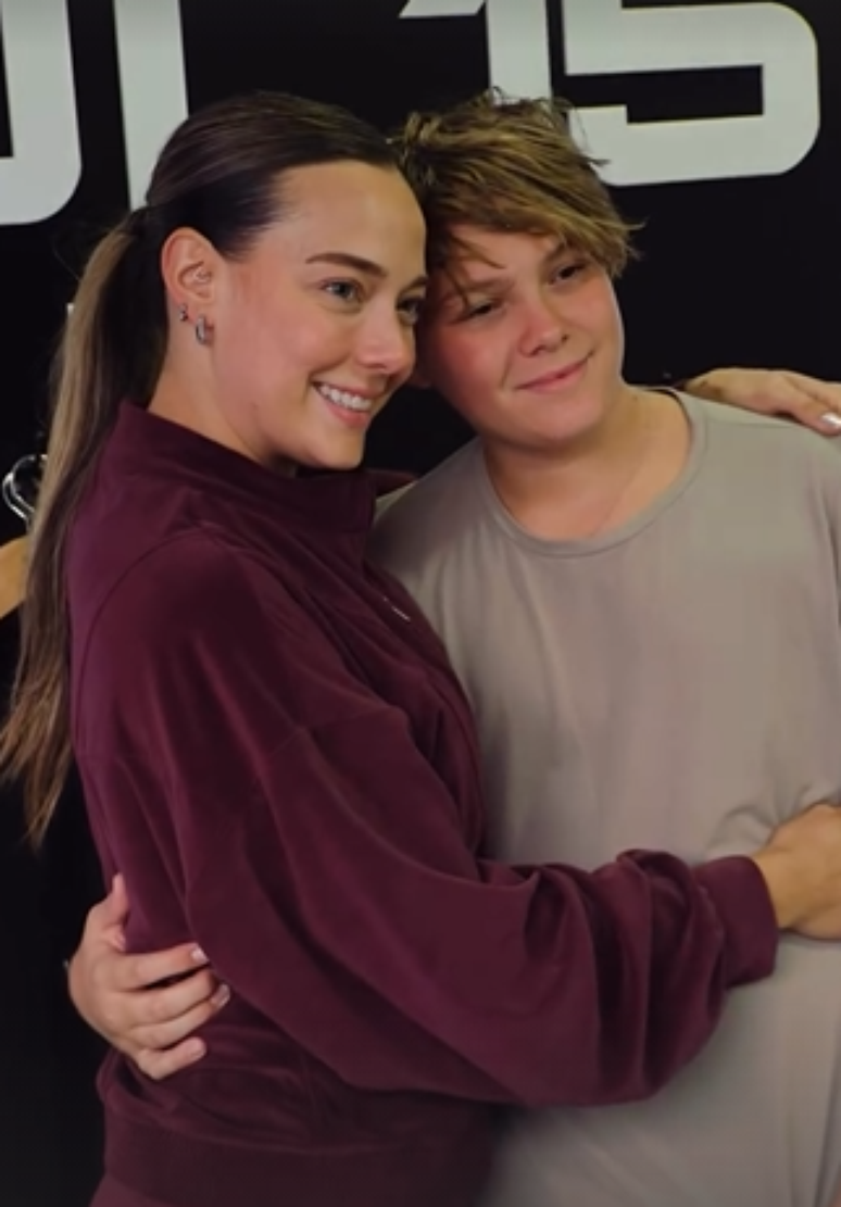 Carol Dantas posa com o filho 