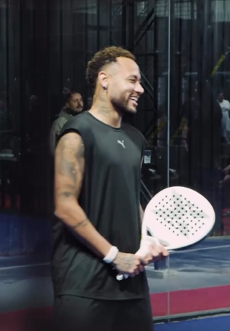 Neymar aparece com uma raquete de beach tennis durante a festa 