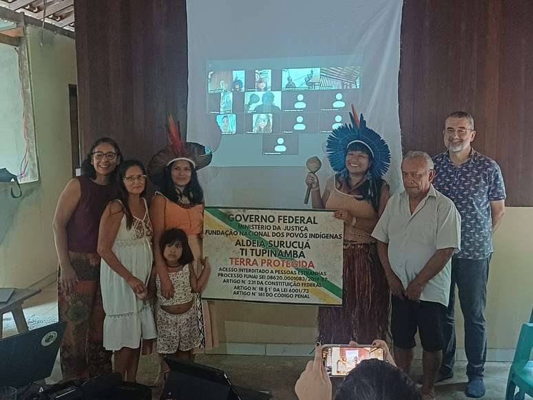 Raquel Tupinamb&aacute; defendeu sua tese de doutorado em antropologia pela UnB dentro de sua pr&oacute;pria aldeia. 