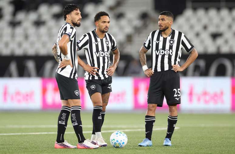 Telles, Vitinho e Allan articulam alguma jogada de bola parada &ndash;