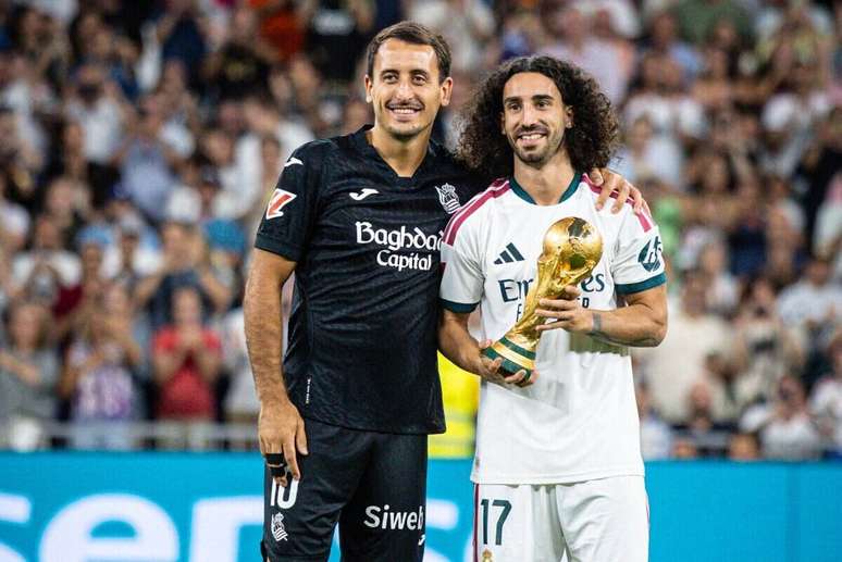 Oyarzabal (da Real Sociedad) e Cucurella (Real Madrid) posam com a ta&ccedil;a da Copa do Mundo. Afinal,&nbsp; foram titulares da Espanha na conquista do bicampeonato mundial.