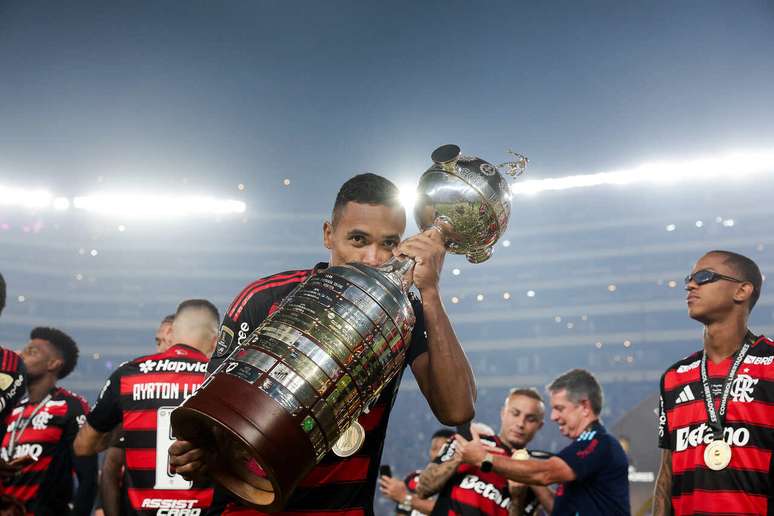 Alex Sandro comemora t&iacute;tulo da Libertadores em Lima, no Peru &ndash;