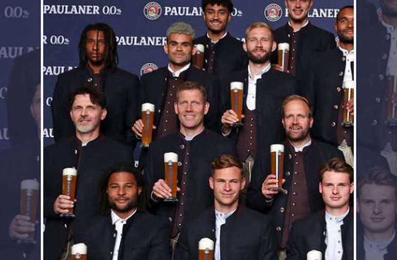Olise (&agrave; esquerda) se recusou a segurar um copo de cerveja na tradicional foto do Bayern &ndash;