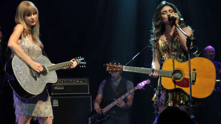 Taylor Swift canta com Paula Fernandes no Rio de Janeiro em setembro de 2012