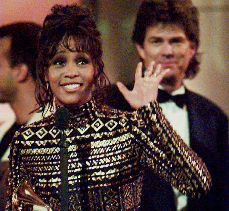 Houston ap&oacute;s ganhar o Grammy por I Will Always Love You, ao lado do produtor David Foster