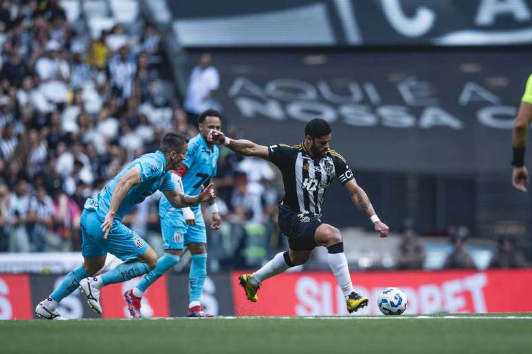 Neymar atuou em gramado sint&eacute;tico contra o Atl&eacute;tico-MG, em 2024 &ndash;