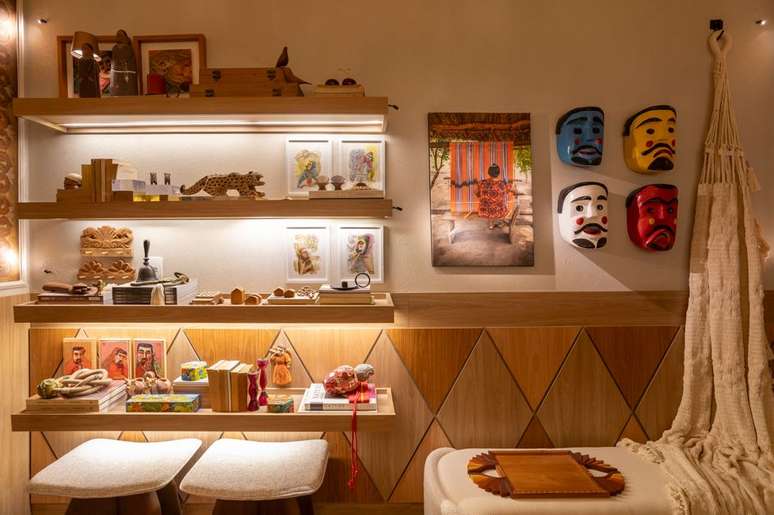 Para o&nbsp;arquiteto Eduardo Baldelomar, uma casa com autenticidade n&atilde;o precisa escolher entre passado e presente. Mas habilmente reunir os dois com a preserva&ccedil;&atilde;o de itens que fazem sentido nesse contexto. Ao mesmo tempo que novos elementos chegam para se completar parte daquilo que somos |