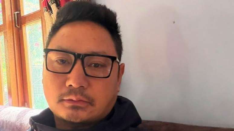 Sonam Dorjee reza para que a irm&atilde; possa ser encontrada com vida