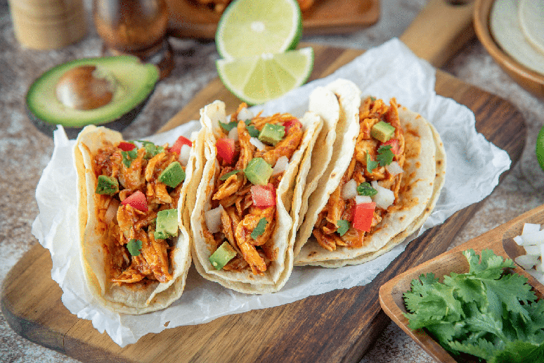 Tacos de frango desfiado com abacate 