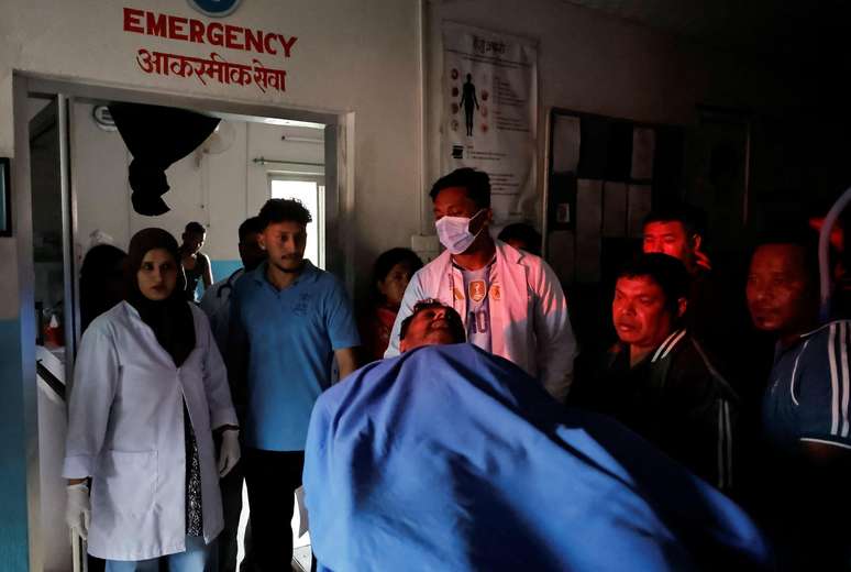 Um homem ferido em um hospital para tratamento ap&oacute;s uma enxurrada repentina em Trishuli, no Nepal