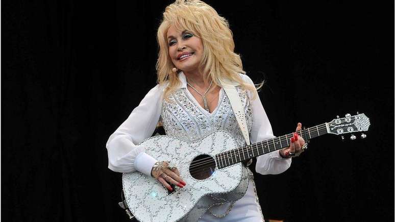 Parton interpretou a m&uacute;sica durante sua apresenta&ccedil;&atilde;o ic&ocirc;nica em Glastonbury, em 2014