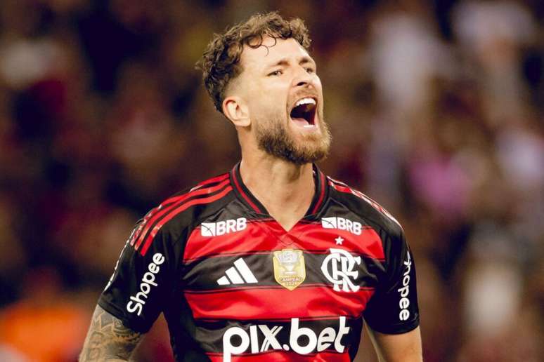 L&eacute;o Pereira em a&ccedil;&atilde;o pelo Flamengo
