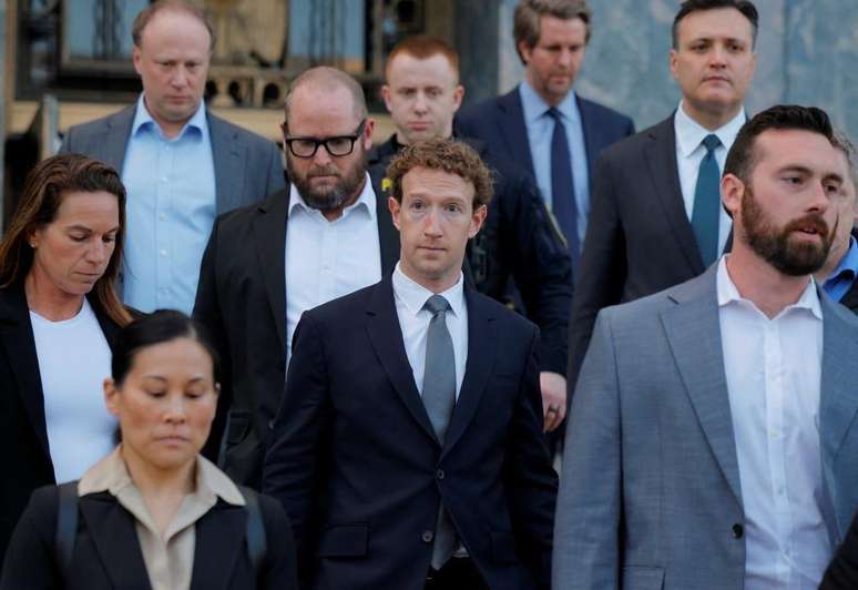 Mark Zuckerberg, acompanhado por assistentes e advogados, saindo de um tribunal de Los Angeles