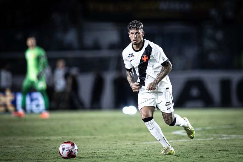 Zagueiro Saldivia.
