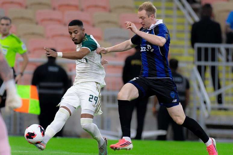 Jogadores de Al-Ahli e Auckland em disputa de bola &ndash;