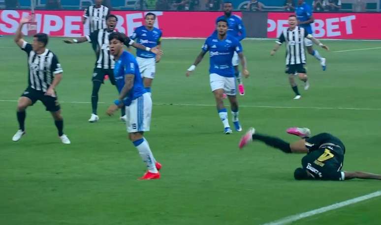Ruan Tressoldi caiu de cabe&ccedil;a no gramado e precisou sair de campo &ndash;
