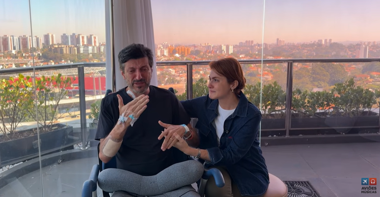 Lito Sousa se emciona ao lado da esposa, Mila Seidl 