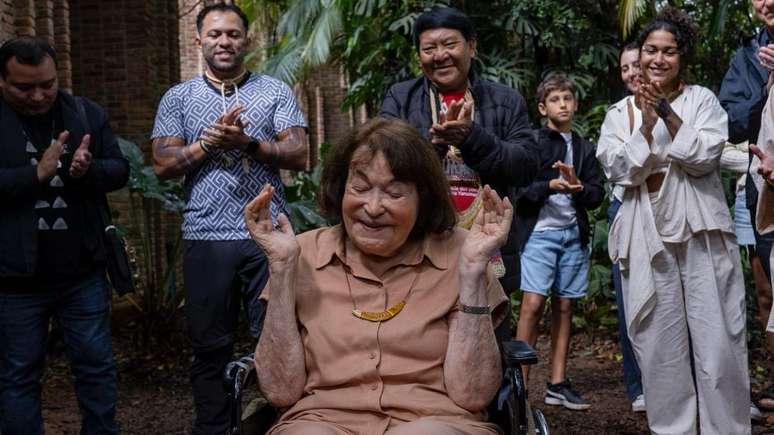 Cl&aacute;udia Andujar sendo homenageada durante abertura de galeria com fotos suas no Inhotim. 
