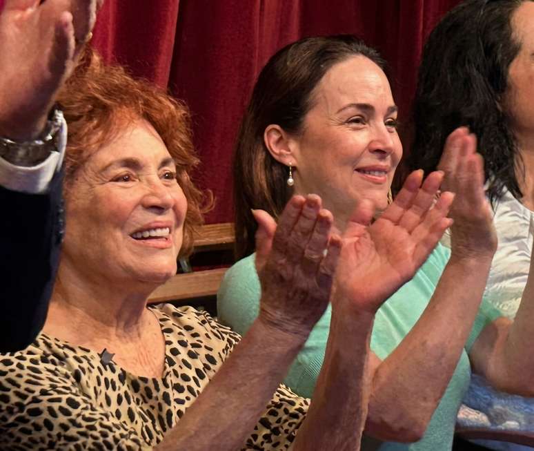 As atrizes no ensaio geral do espet&aacute;culo: a vida pessoal e a trajet&oacute;ria profissional das duas voltam a se cruzar em p&uacute;blico