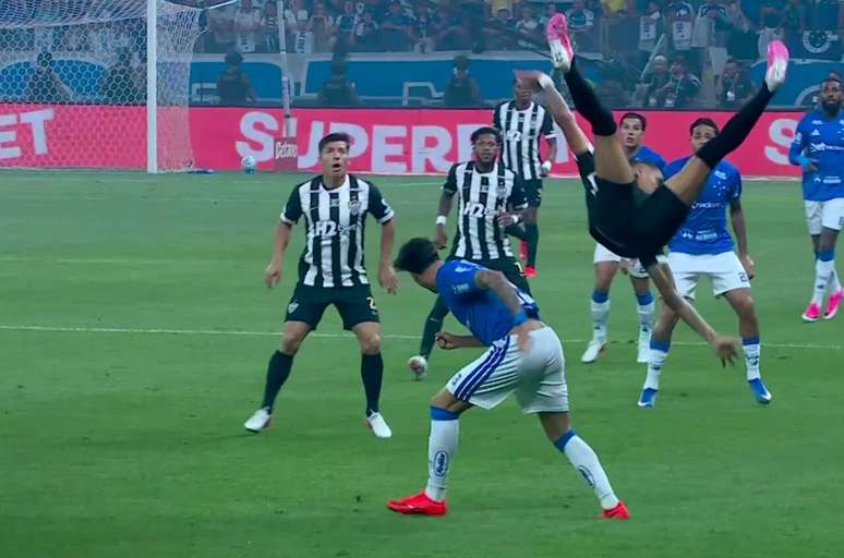Procuradoria acata den&uacute;ncia do Galo e enquadra jogador por a&ccedil;&atilde;o fora da disputa da bola &ndash;