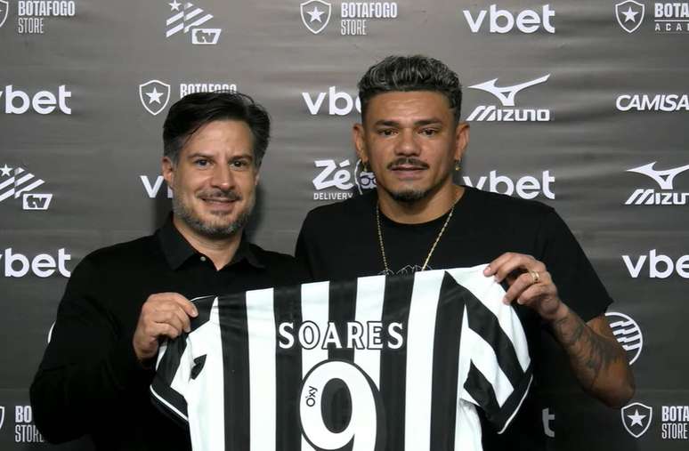 Tiquinho recebe a camisa 9 do diretor L&eacute;o Coelho &ndash;