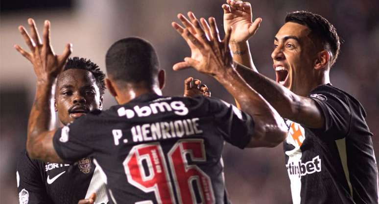 Andr&eacute;s G&oacute;mez celebra gol marcado diante do Vit&oacute;ria &ndash;