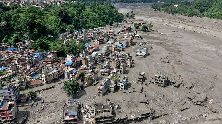 No distrito de Nuwakot, no Nepal, edif&iacute;cios ficaram submersos na lama.