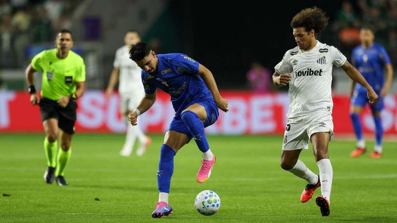 Willian Ar&atilde;o observa o dom&iacute;nio do artilheiro alviverde Flaco L&oacute;pez &ndash;