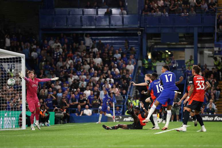 Momento do gol marcado por Danny Welbeck na vit&oacute;ria do Chelsea &ndash;