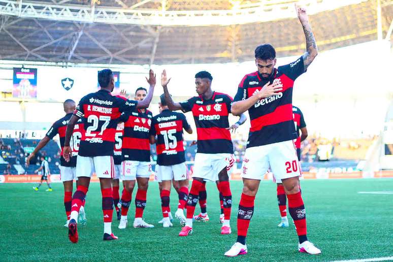 Em pleno Niltão, Paquetá (dir.) dança pela primeira vez desde retorno ao Flamengo –