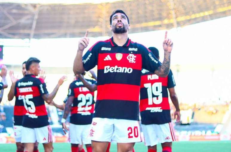 Em pleno Niltão, Paquetá (dir.) dança pela primeira vez desde retorno ao Flamengo –
