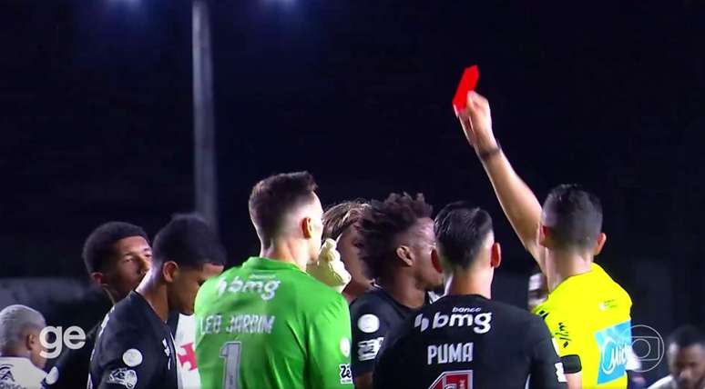Cauan Barros recebe cart&atilde;o vermelho por tocar a bola com a m&atilde;o e impedir ataque do Vit&oacute;ria como &uacute;ltimo homem &ndash;