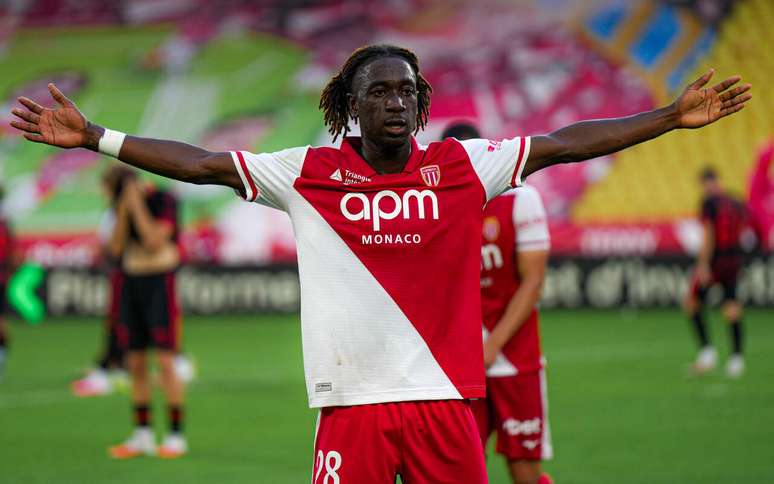 Koulibaly celebra o seu gol, o segundo gol do Monaco sobre o G&oacute;rnik.