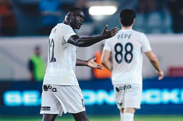 Sema e Pep&ecirc; conversam durante o jogo em que op Pafos eliminou o Dinamo City, da Alb&acirc;nia.