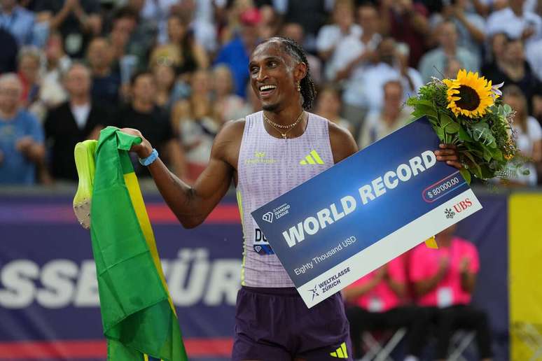 Brasileiro Alison dos Santos amplia cole&ccedil;&atilde;o de medalhas em competi&ccedil;&otilde;es internacionais. E agora com recorde mundial &ndash;