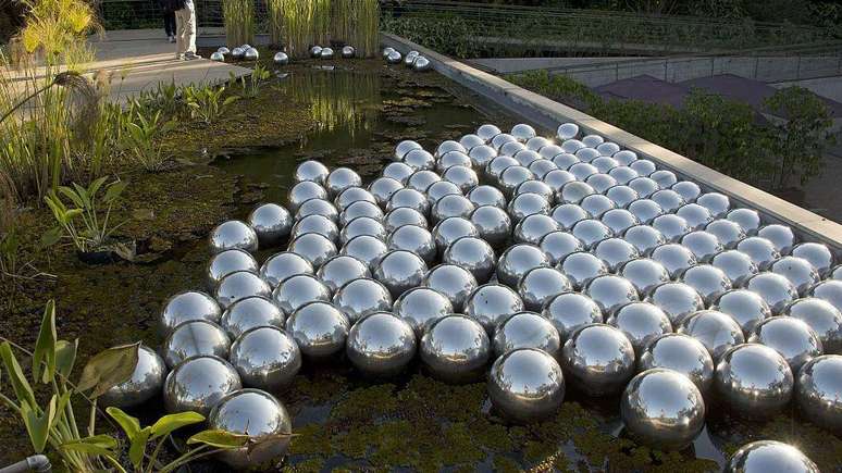 Instala&ccedil;&atilde;o de Yayoi Kusama no Instituto Inhotim, museu a c&eacute;u aberto nos arredores de Belo Horizonte