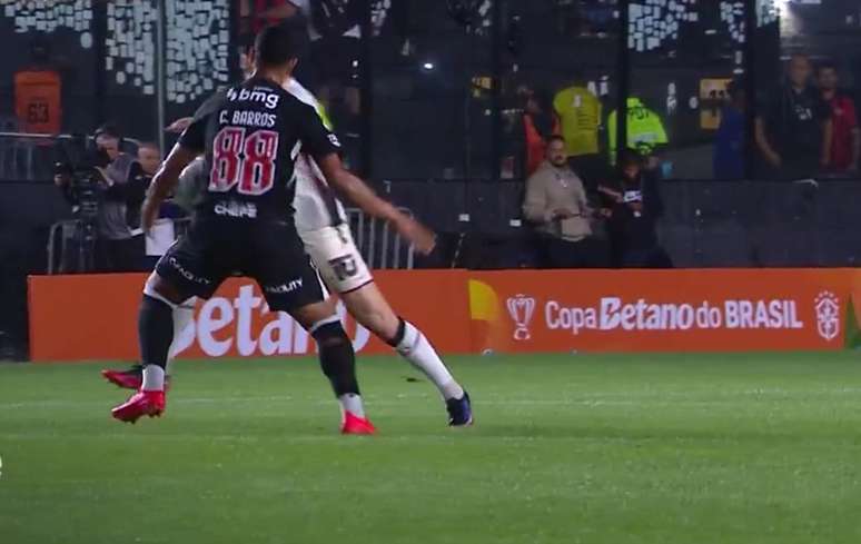 Ap&oacute;s revis&atilde;o no VAR, Cauan Barros recebe cart&atilde;o vermelho por tocar a bola com a m&atilde;o e impedir ataque do Vit&oacute;ria como &uacute;ltimo homem &ndash;