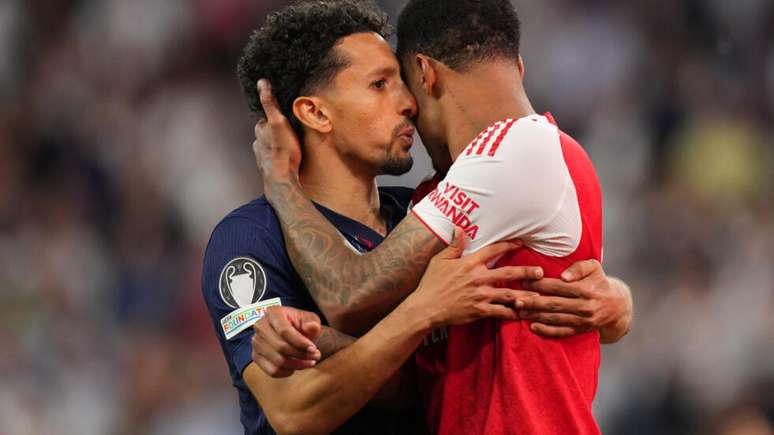 Marquinhos, do PSG, abra&ccedil;a Gabriel Magalh&atilde;es, do Arsenal, ap&oacute;s a disputa de p&ecirc;naltis na final da Liga dos Campe&otilde;es entre Paris Saint-Germain e Arsenal, em Budapeste, Hungria, no s&aacute;bado, 30 de maio de 2026.