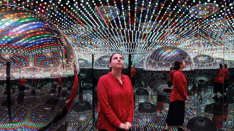 As Salas Infinitas de Kusama envolviam os visitantes na instala&ccedil;&atilde;o com o uso de espelhos e luzes