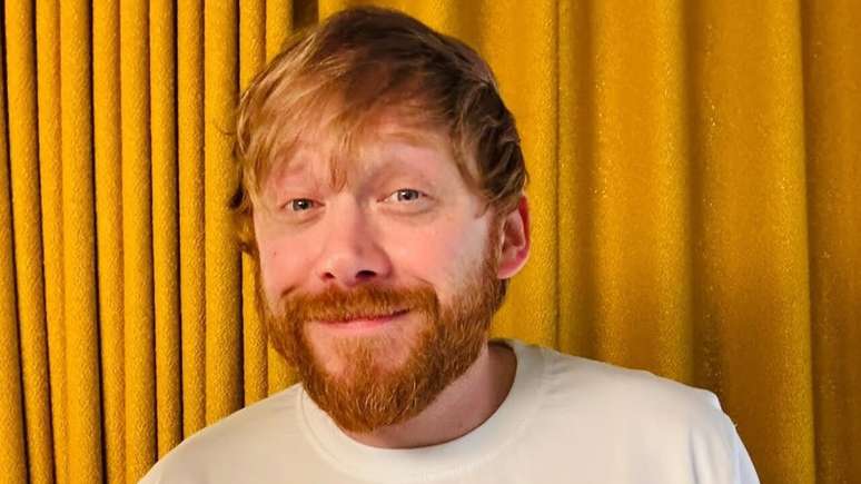 Rupert Grint voltar&aacute; a interpretar Rony Weasley 15 anos ap&oacute;s o lan&ccedil;amento do &uacute;ltimo filme da saga &ldquo;Harry Potter&rdquo;. O ator foi anunciado no elenco da pe&ccedil;a &ldquo;Harry Potter e a Crian&ccedil;a Amaldi&ccedil;oada&rdquo;, na Broadway. As sess&otilde;es com sua participa&ccedil;&atilde;o come&ccedil;ar&atilde;o em 2 de fevereiro de 2027, no Lyric Theatre, em Nova York.