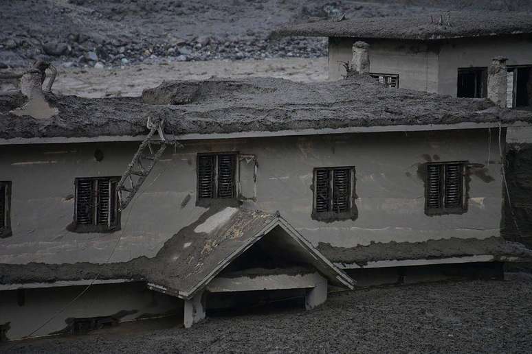 A &aacute;gua e a terra chegaram a cobrir quase at&eacute; o primeiro andar de uma casa em Nuwakot